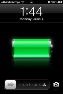 Keep iPhone Lock Screen Wallpaper Visible When Charging [Cydia]