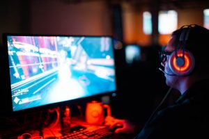 personne jouant à un jeu vidéo sur PC