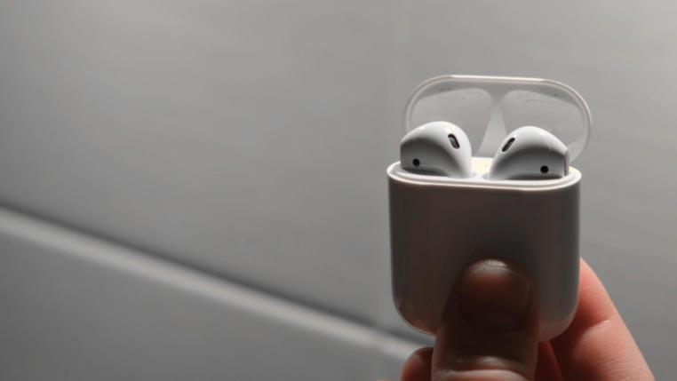 Why Do My AirPods Keep Pausing: Causes & Fixes - AddictiveTips 2022